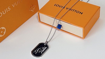 루ㅇ비통 LV시그니처 블랙 에폭시 도그태그 펜던트 목걸이