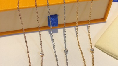 루ㅇ비통 컬러 블라썸 스타 펜던트 목걸이 화이트 자개