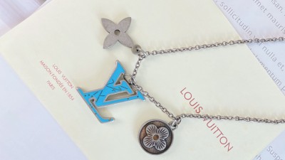 루ㅇ비통 LV 이니셜 플라워 펜던트 목걸이 터콰이즈블루