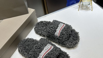 [GOOD] 공용 발ㄹ시아가 시그니처 퍼 슬리퍼 그레이