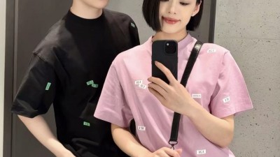 [공용][세일] 발ㄹ시아가 520 스티커 미디엄 핏 티셔츠 2컬러