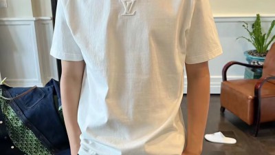 루ㅇ비통 엠보스드 LV 티셔츠 2컬러