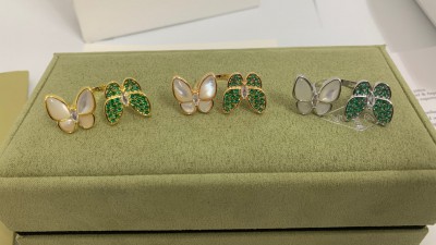 반ㅋ리프 투 버터플라이 비트윈 더 핑거 링