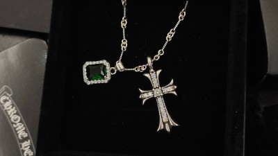 크ㄹ하츠 크로스 참 에메랄드 목걸이